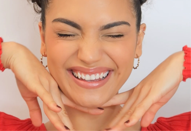 女士完成美白療程，展示亮白笑容！