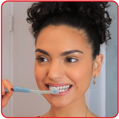 女士使用光感·白臻極亮白牙膏