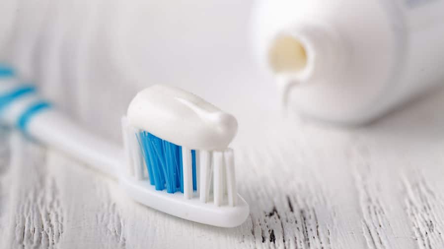 抗敏感牙膏如何緩解敏感性牙齒的疼痛及不適 - 高露潔香港	